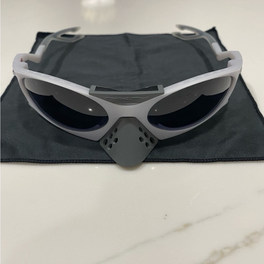 Oakley Plantaris in White (Seek Collection
009437)